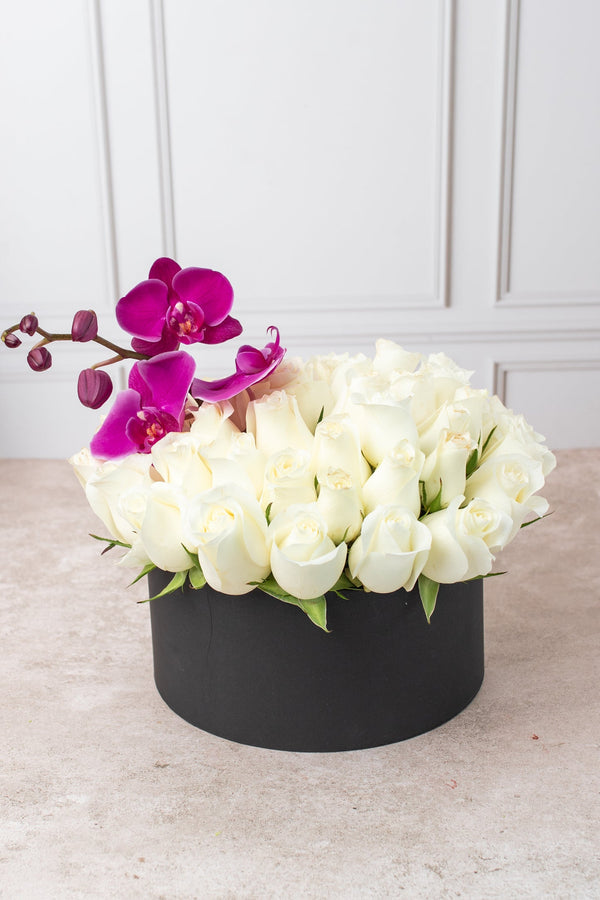 Dulce mora en caja con rosa blanca y orquídea morada