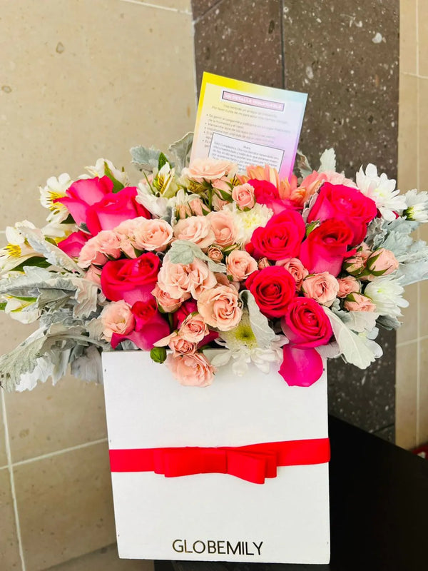 Arreglo floral con rosa y mini rosa Floral Box Premium