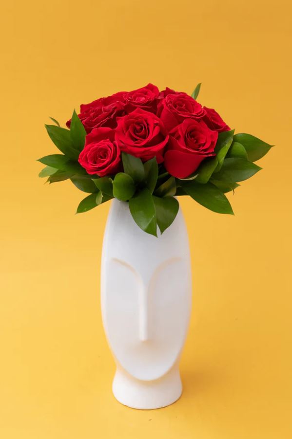 12 Rosas rojas con florero rostro
